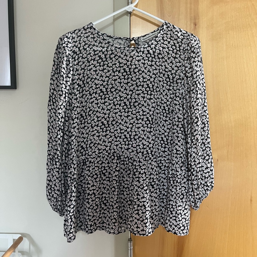 NWT Abercrombie & Fitch Floral Peplum Top with matching scrunchie!
